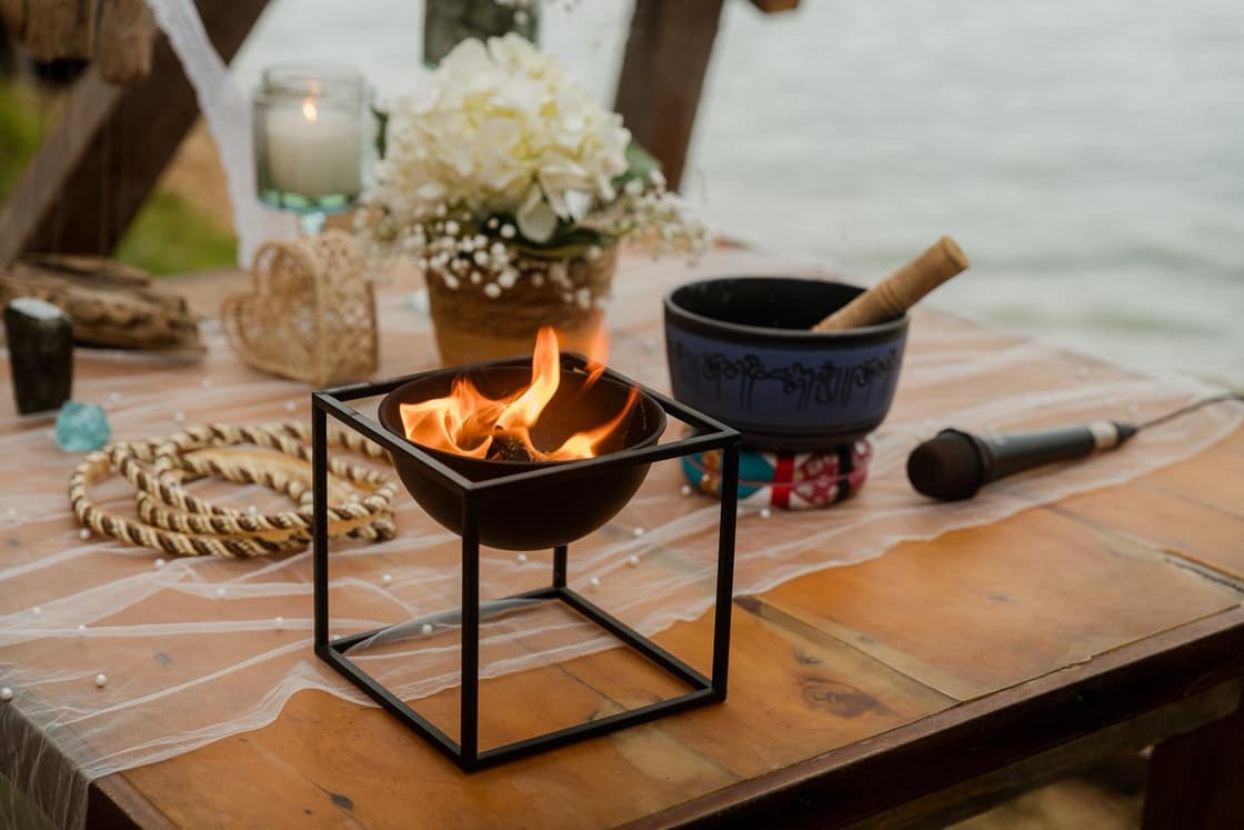 Detalle de ceremonia en la playa
